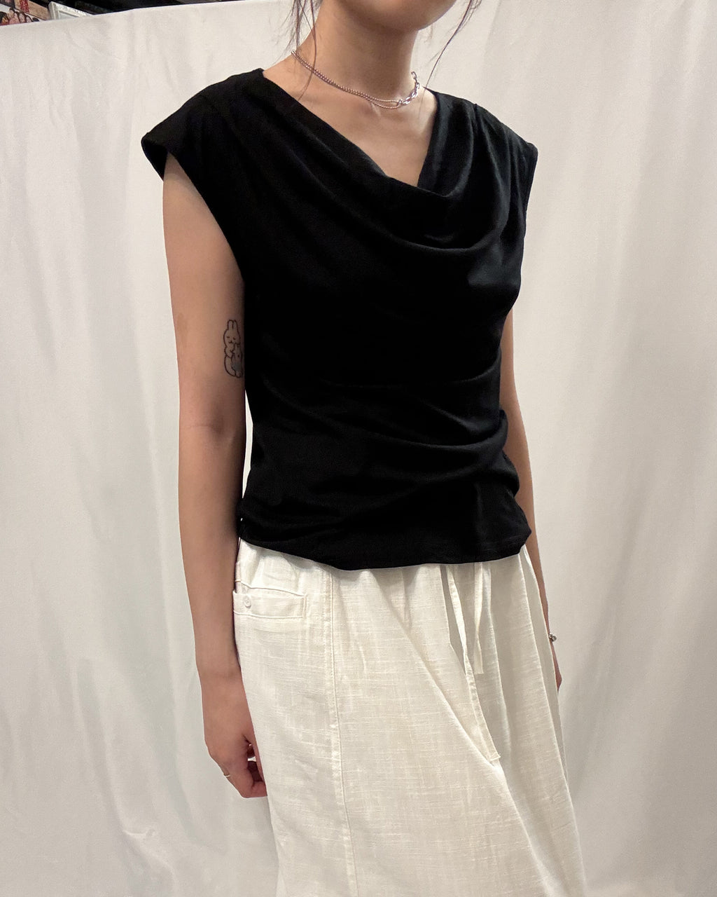 超柔軟～Second-Skin Draped Scoop-Neck Sleeveless Top