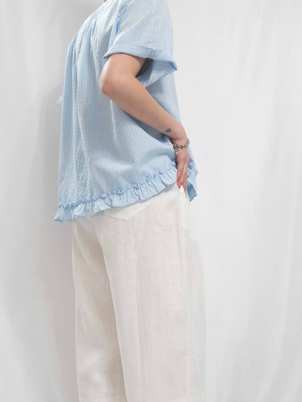 Ripple Hem V-Neck Blouse 荷葉邊下擺輕薄棉質短䄂上衣