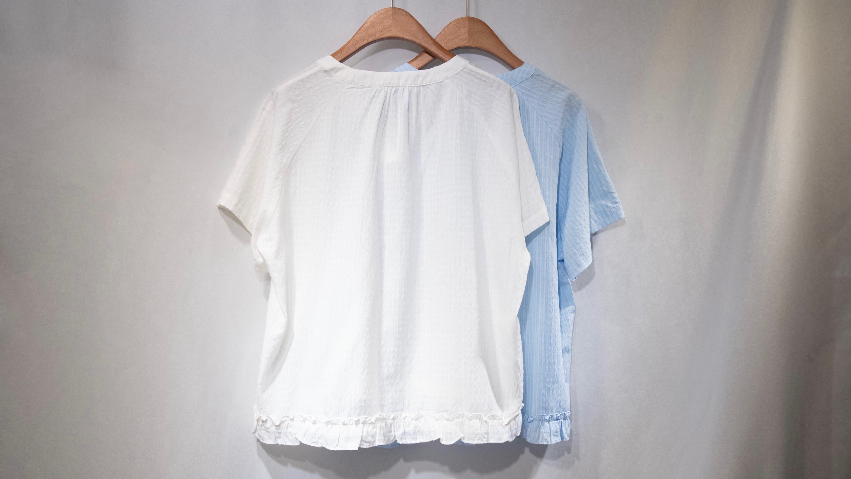 Ripple Hem V-Neck Blouse 荷葉邊下擺輕薄棉質短䄂上衣