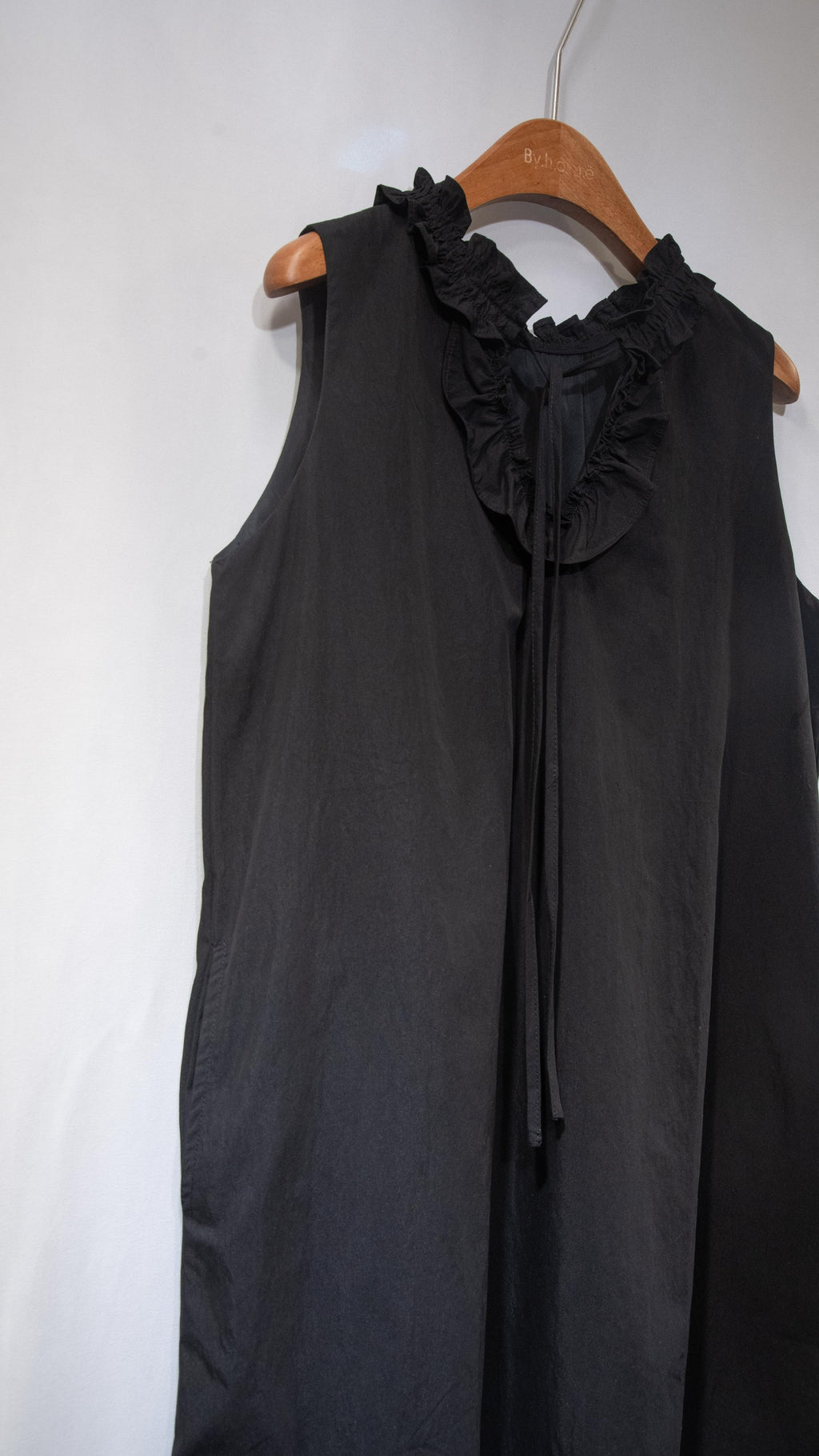 Ruffle-Collar Pocket Shift Dress 花邊V領中長連身裙