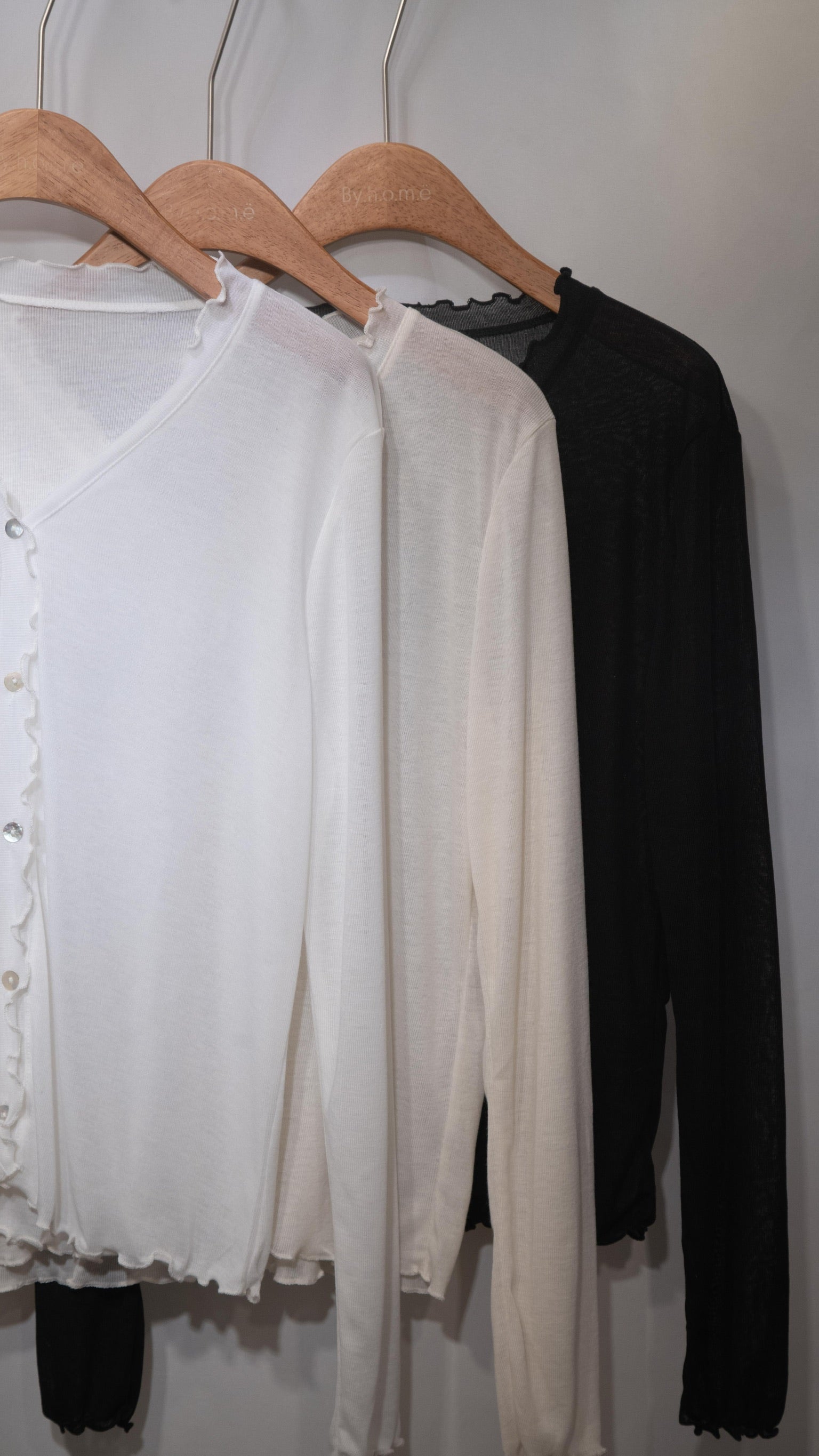 冷氣必備～ Ruffle-Trim Cardigan 天絲透感花透外套
