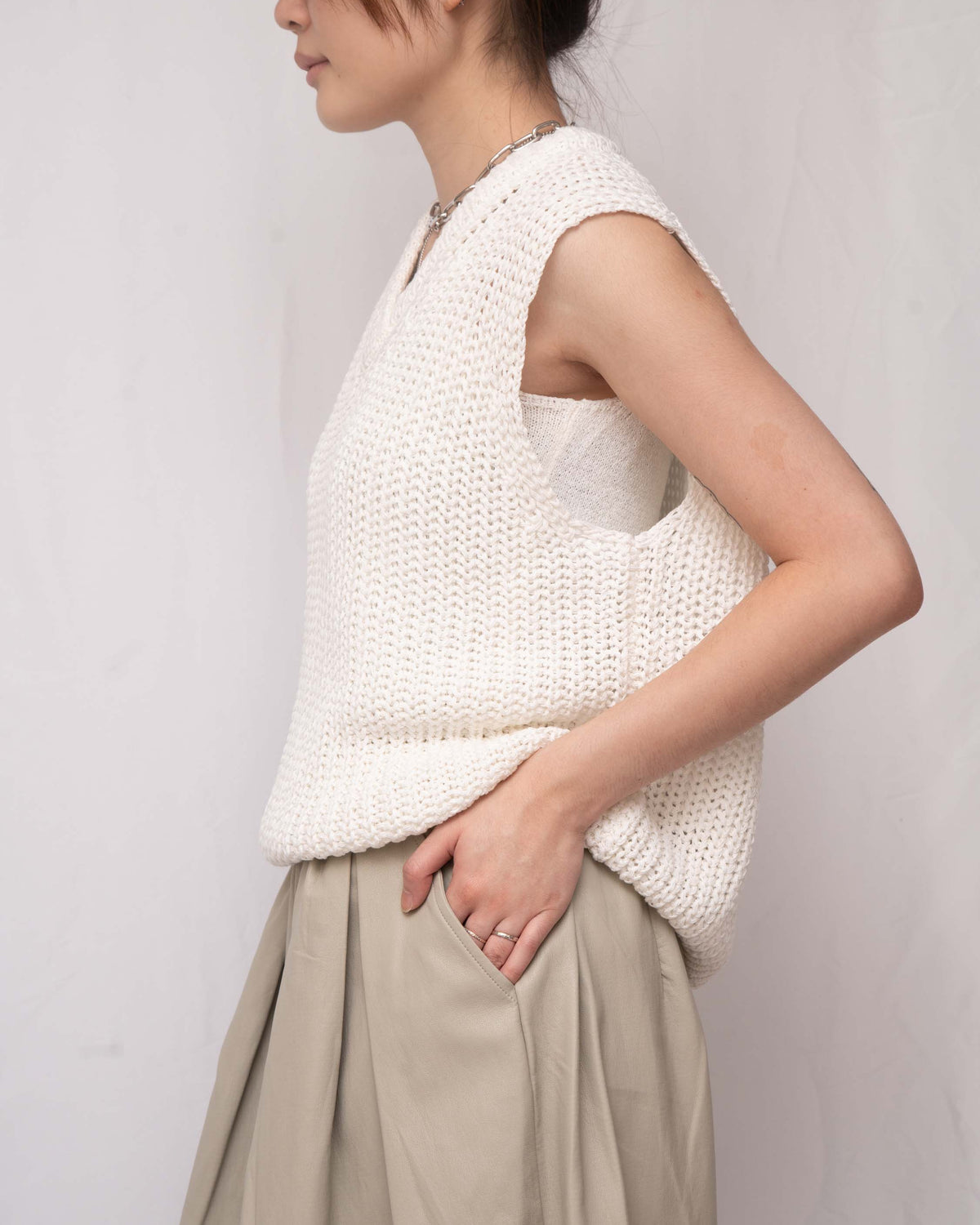 Washi-Yarn Coarse-Knit V-Neck Vest 和紙紗針織背心