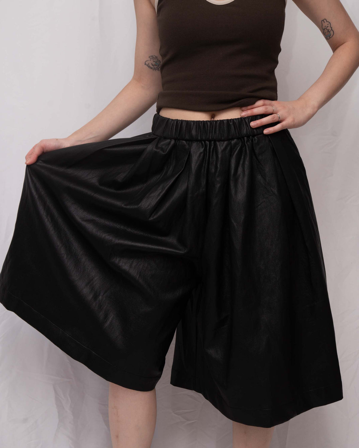 Ultra-Soft Vegan Leather Wide-Leg Bermuda Short 蛋白皮五分裙褲