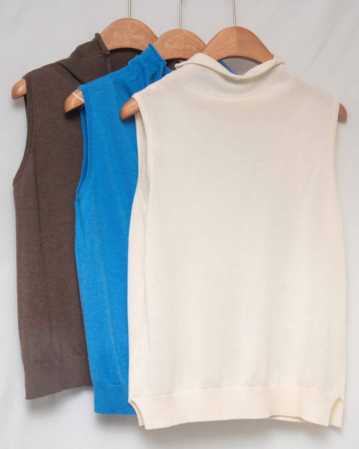自帶直角肩! Luxe Wool Sculpted Funnel-Neck Sleeveless Top 親膚羊毛微堆領背心