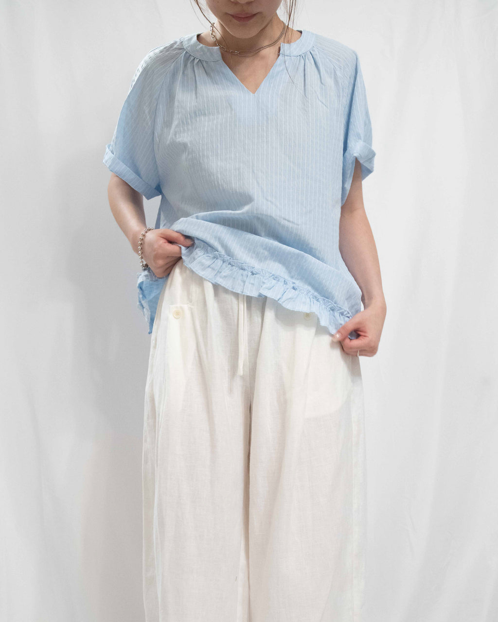 Ripple Hem V-Neck Blouse 荷葉邊下擺輕薄棉質短䄂上衣