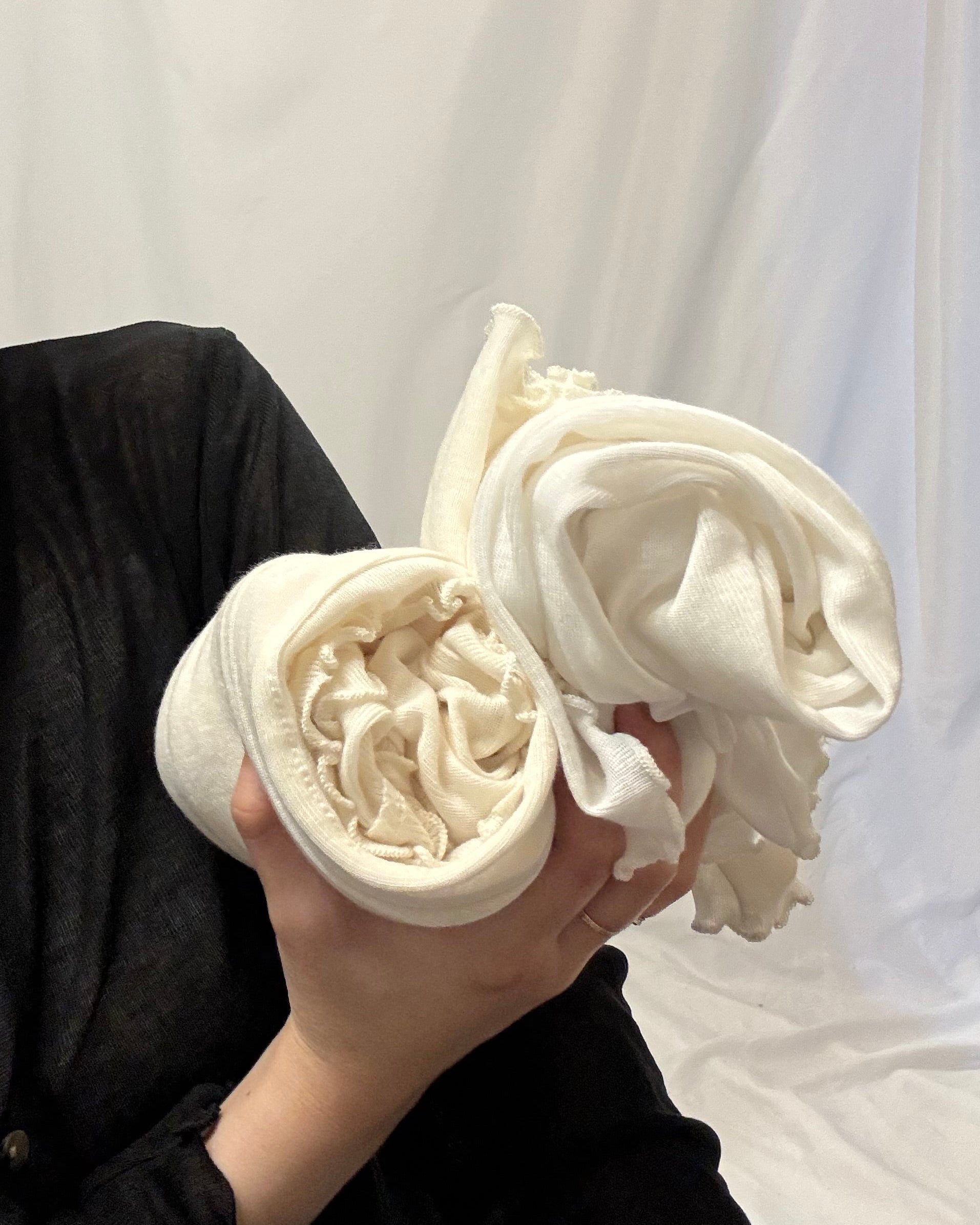 冷氣必備～ Ruffle-Trim Cardigan 天絲透感花透外套